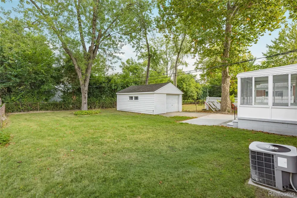 24200 Westhampton Street Oak Park City, MI 48237