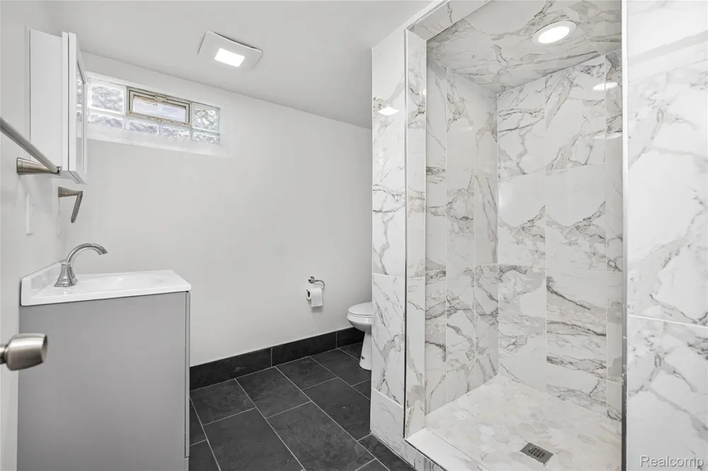 24200 Westhampton Street Oak Park City, MI 48237