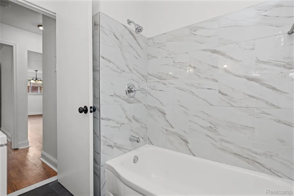 24200 Westhampton Street Oak Park City, MI 48237