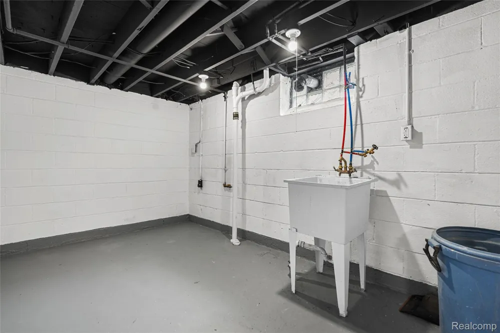 24200 Westhampton Street Oak Park City, MI 48237