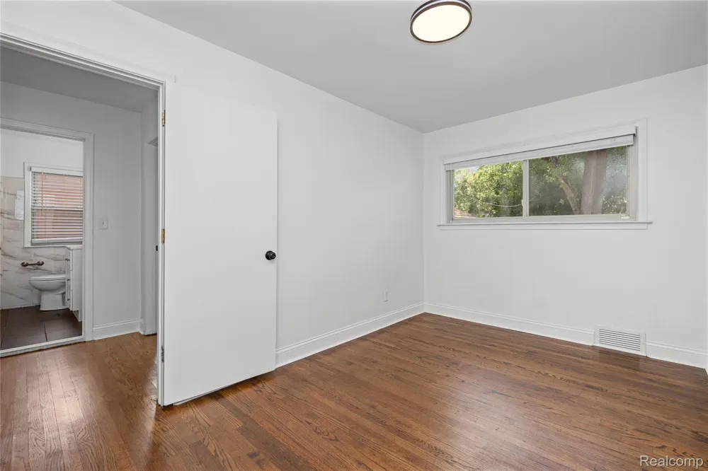 24200 Westhampton Street Oak Park City, MI 48237