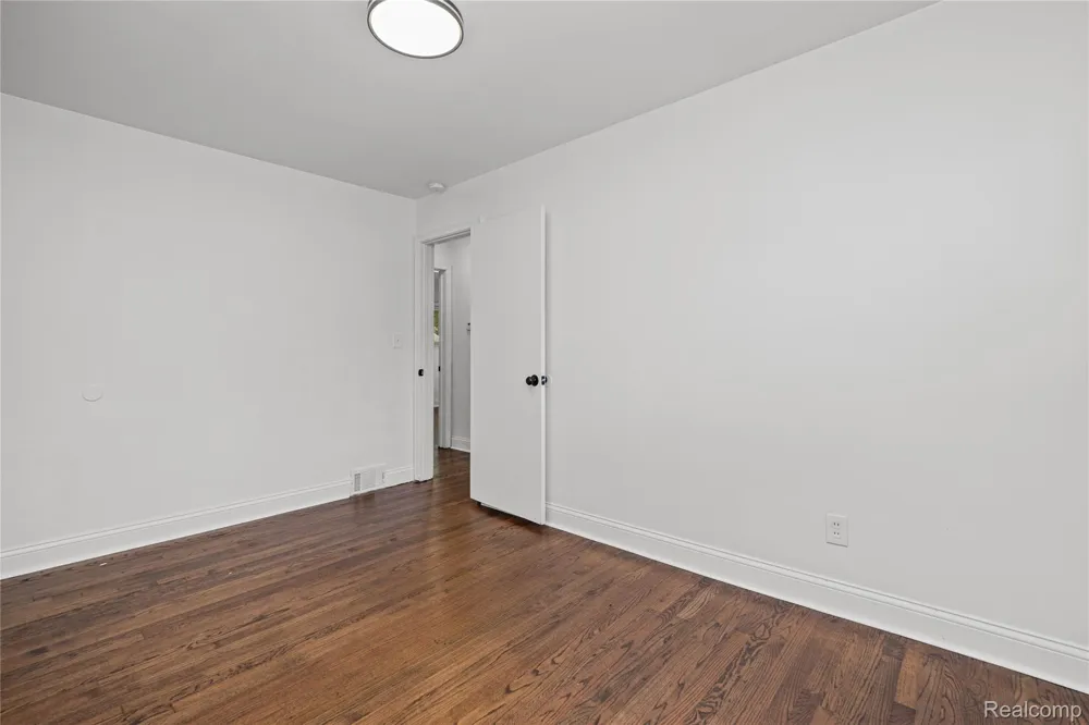 24200 Westhampton Street Oak Park City, MI 48237