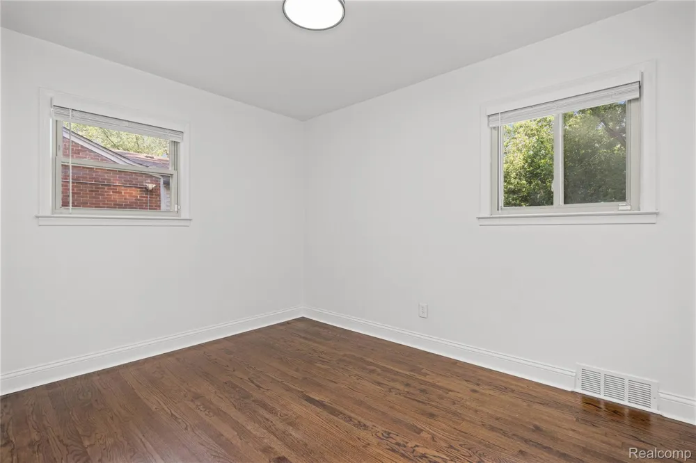 24200 Westhampton Street Oak Park City, MI 48237