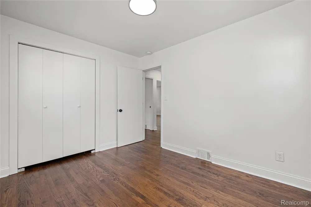 24200 Westhampton Street Oak Park City, MI 48237
