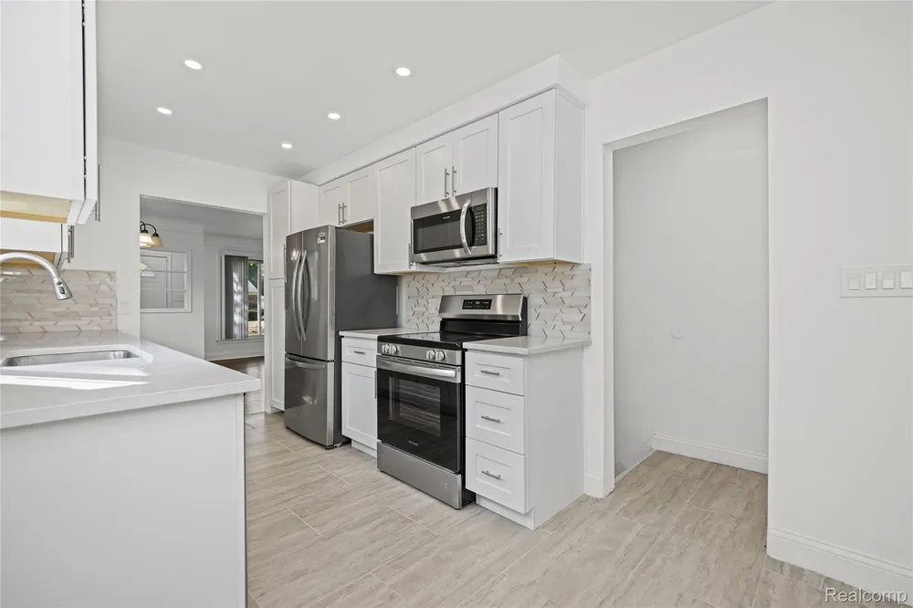 24200 Westhampton Street Oak Park City, MI 48237