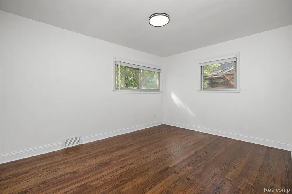 24200 Westhampton Street Oak Park City, MI 48237