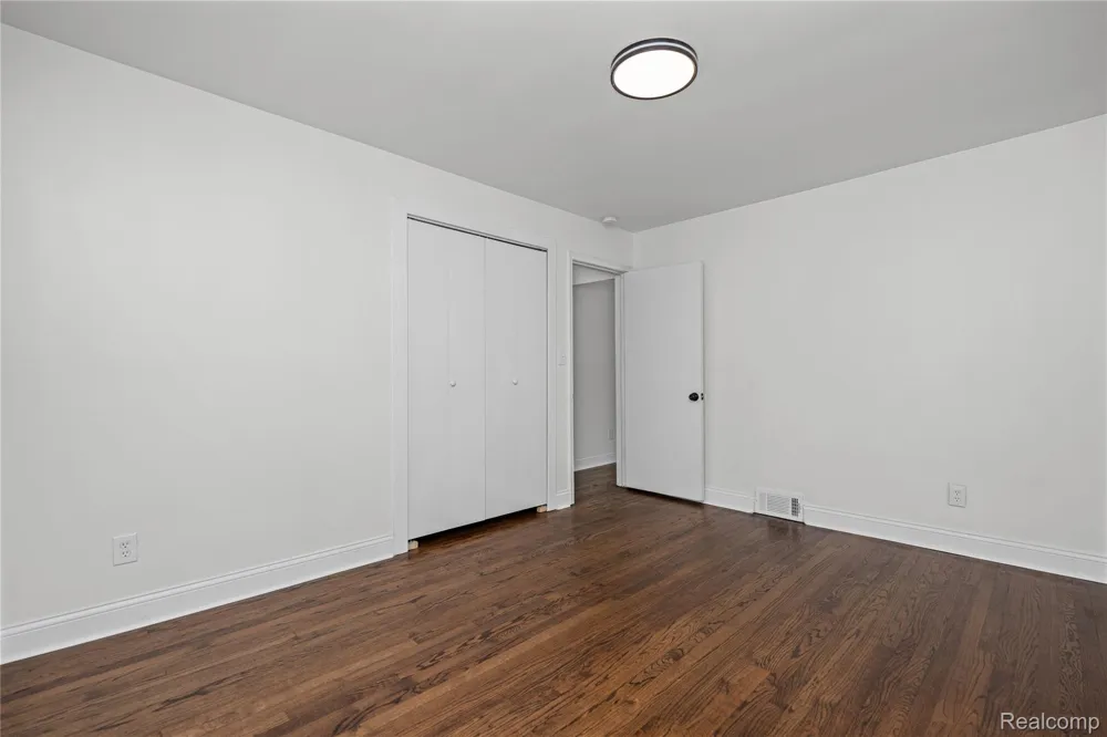 24200 Westhampton Street Oak Park City, MI 48237