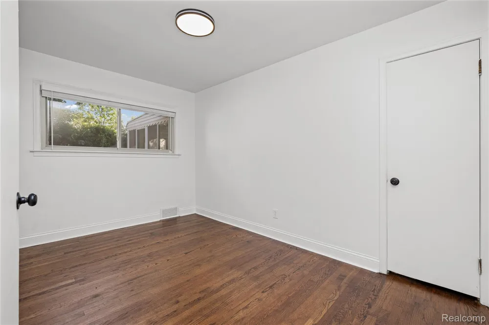 24200 Westhampton Street Oak Park City, MI 48237