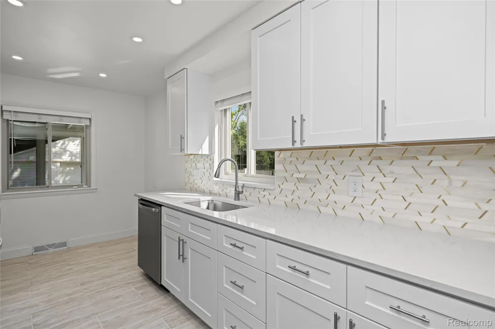 24200 Westhampton Street Oak Park City, MI 48237