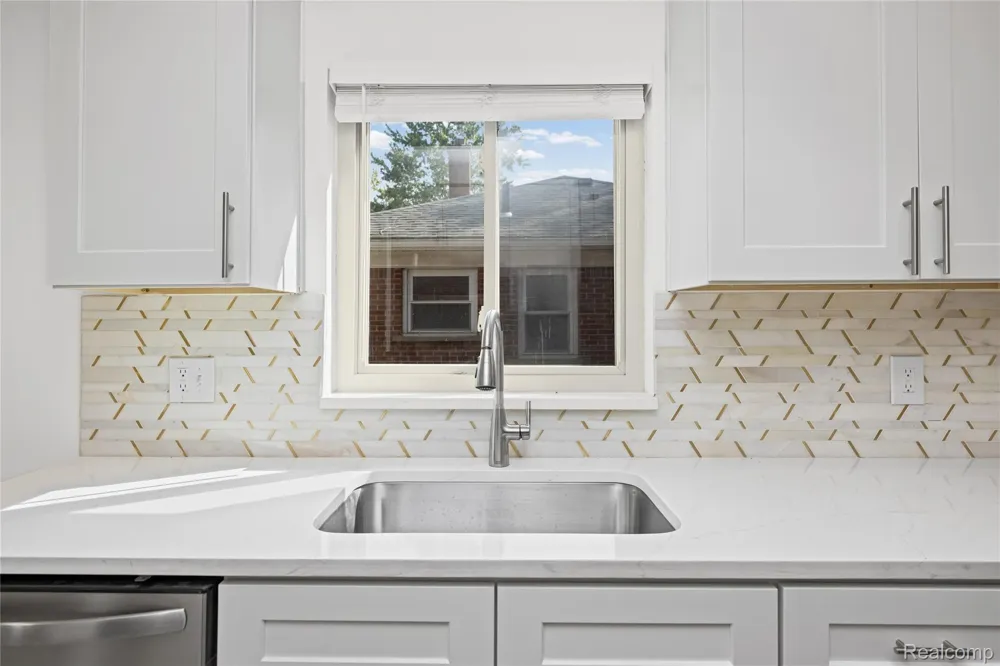 24200 Westhampton Street Oak Park City, MI 48237