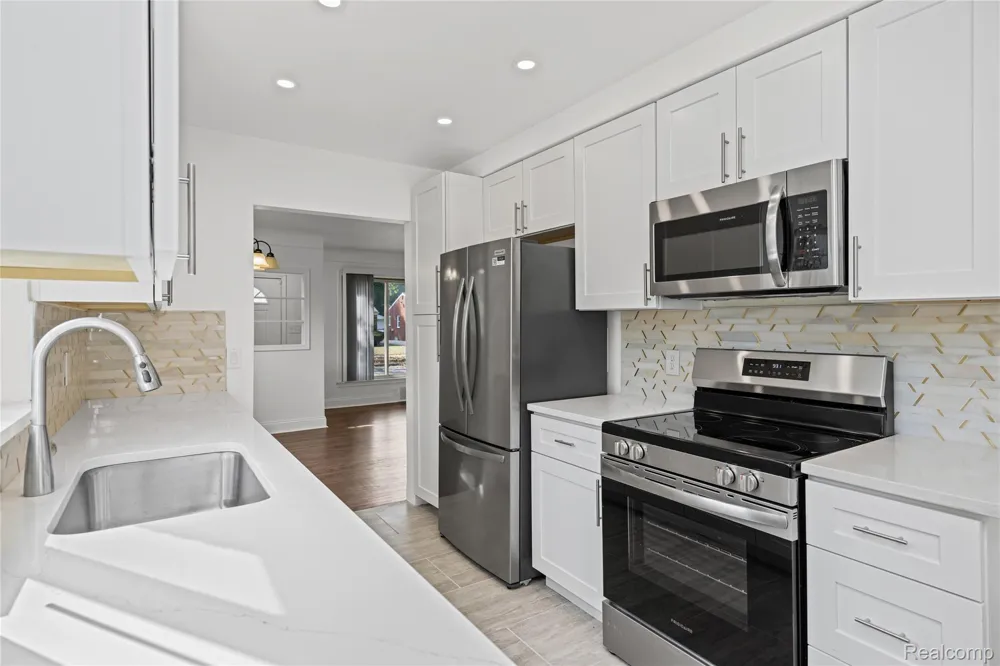 24200 Westhampton Street Oak Park City, MI 48237