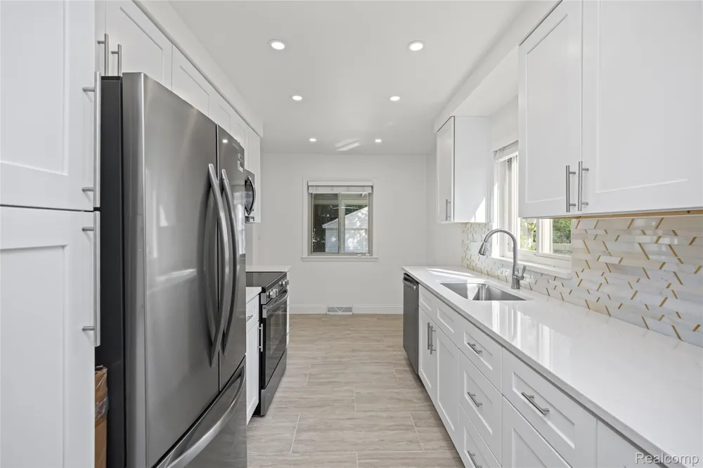 24200 Westhampton Street Oak Park City, MI 48237