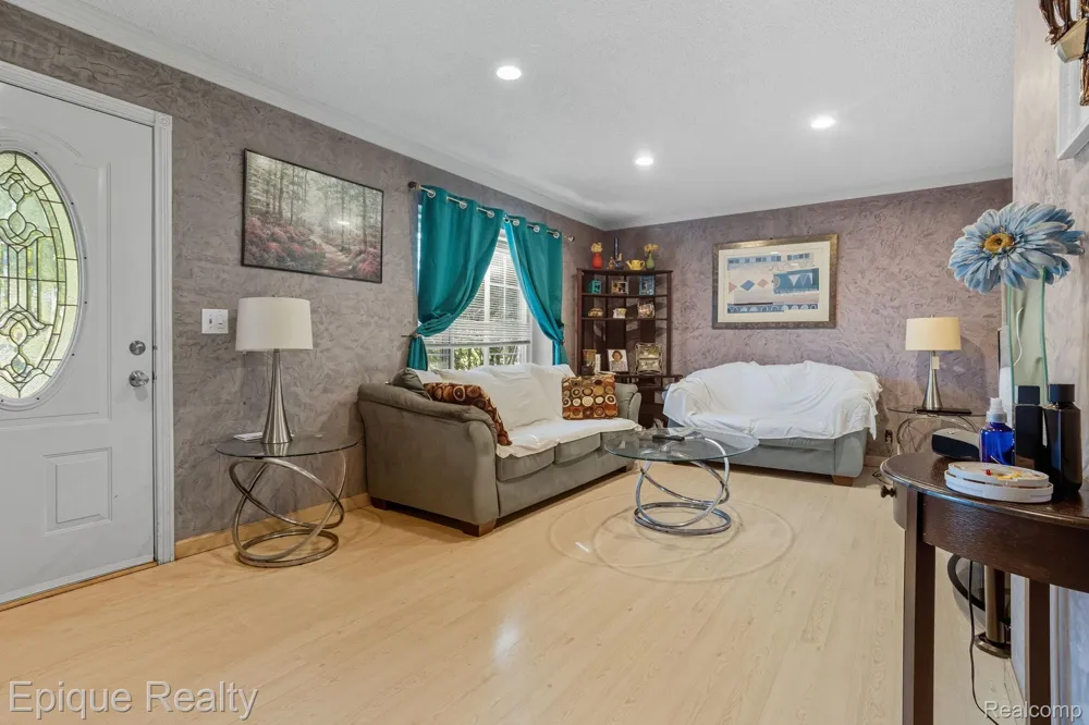 2263 Camilla Drive Troy City, MI 48083