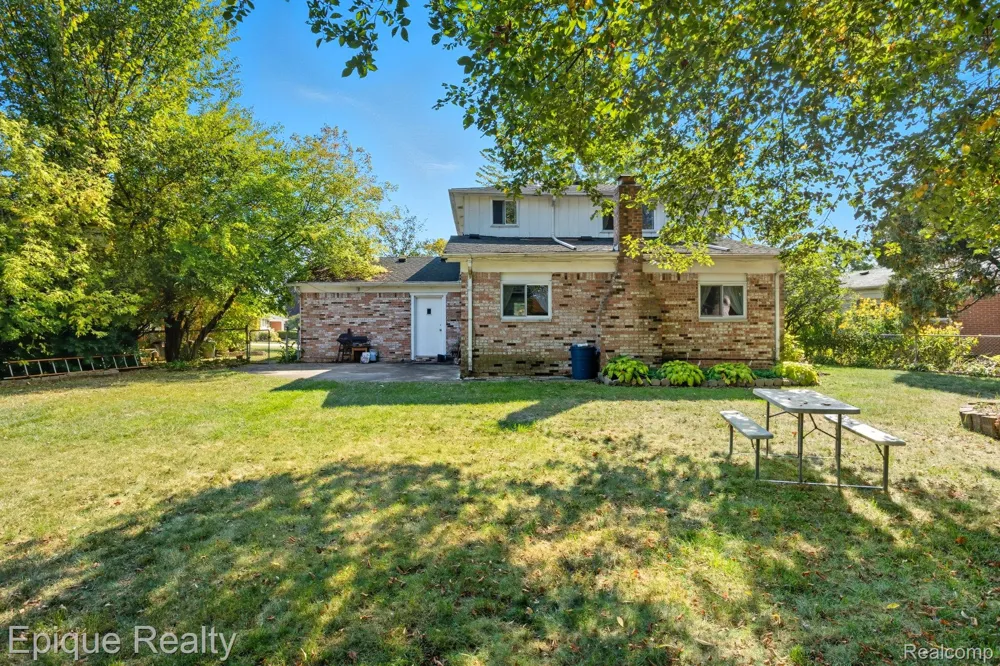2263 Camilla Drive Troy City, MI 48083