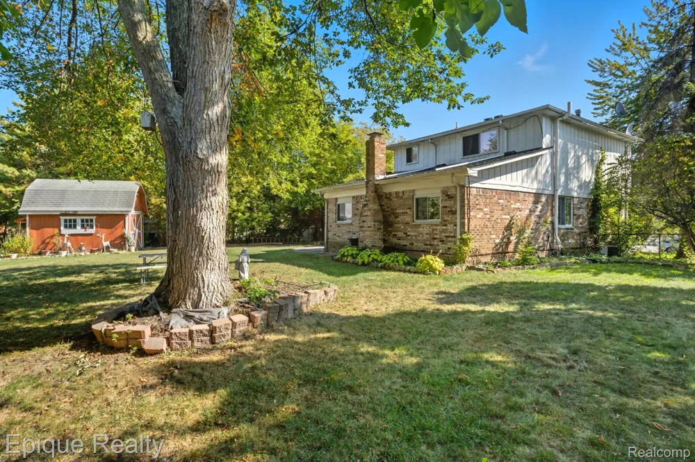 2263 Camilla Drive Troy City, MI 48083