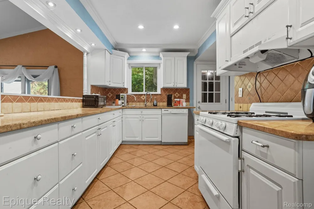 2263 Camilla Drive Troy City, MI 48083