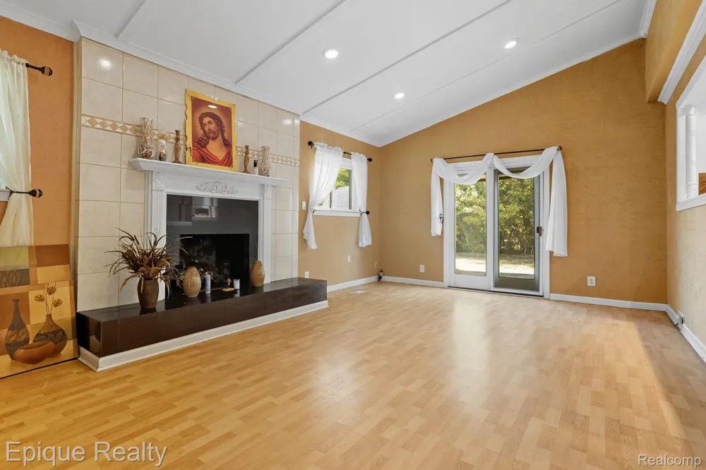 2263 Camilla Drive Troy City, MI 48083