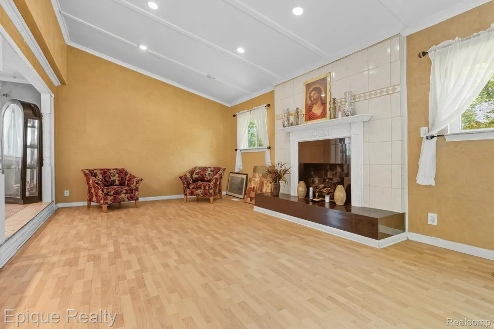 2263 Camilla Drive Troy City, MI 48083