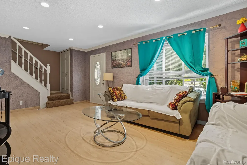 2263 Camilla Drive Troy City, MI 48083