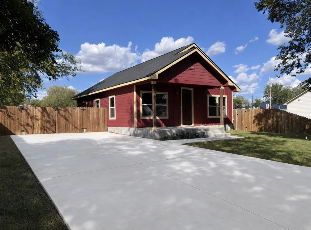 410 W Trinity Street Luling, TX 78648