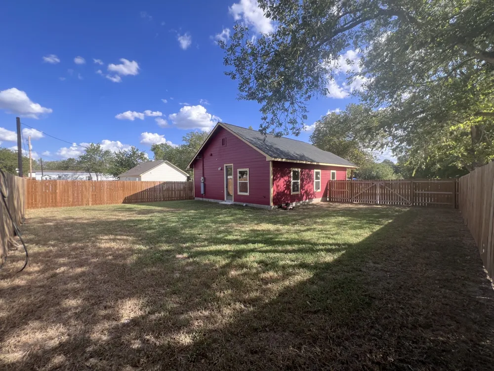 410 W Trinity Street Luling, TX 78648
