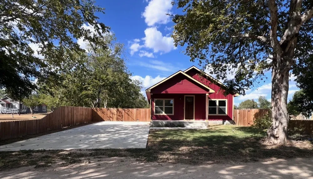 410 W Trinity Street Luling, TX 78648