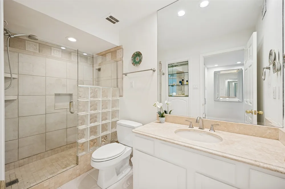 7526 W Northwest Highway #5 Dallas, TX 75225