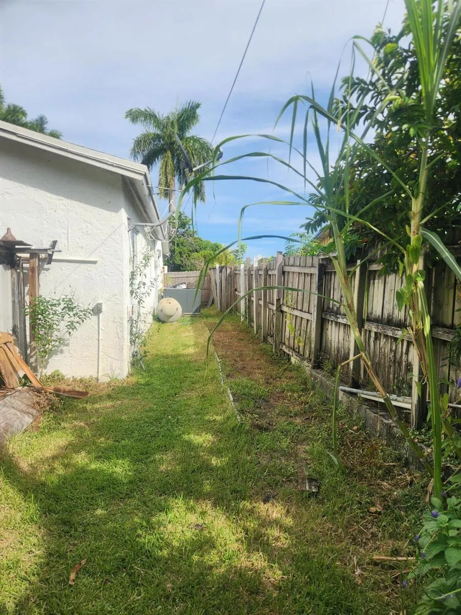 225 S SEQUOIA DRIVE West Palm Beach, FL 33409