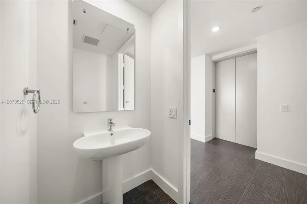 1100 Biscayne Blvd #3805 Miami, FL 33132