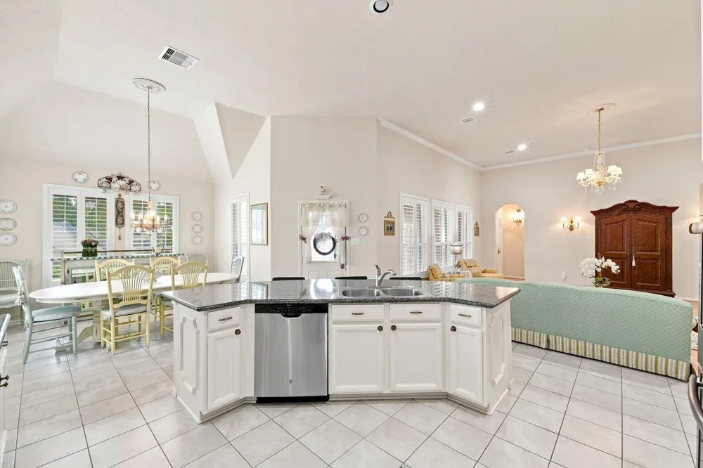 12418 Emerald Lane Dayton, TX 77535