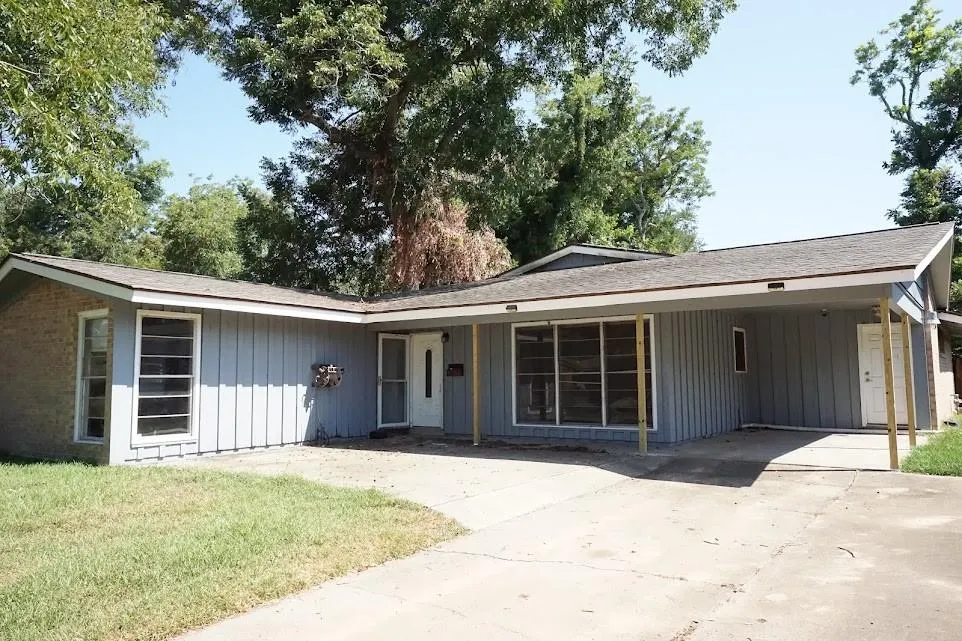 206 Carnation Street Lake Jackson, TX 77566