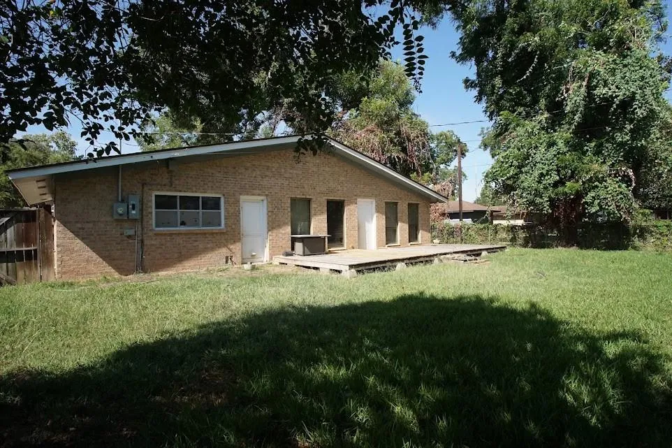 206 Carnation Street Lake Jackson, TX 77566