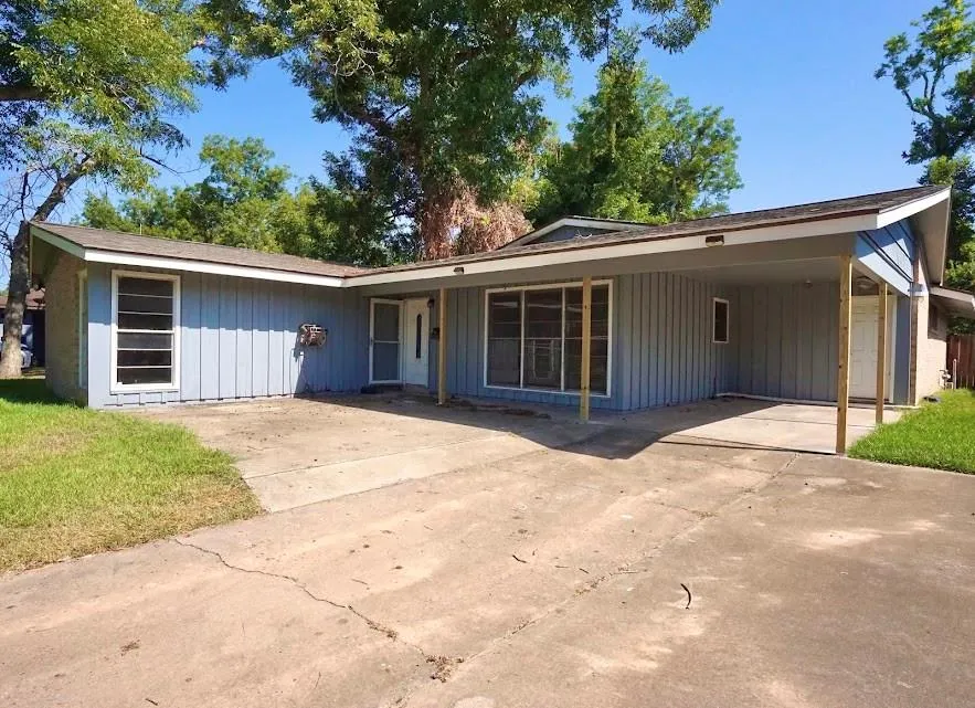 206 Carnation Street Lake Jackson, TX 77566
