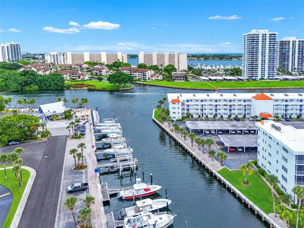 20 Yacht Club Dr #103 North Palm Beach, FL 33408