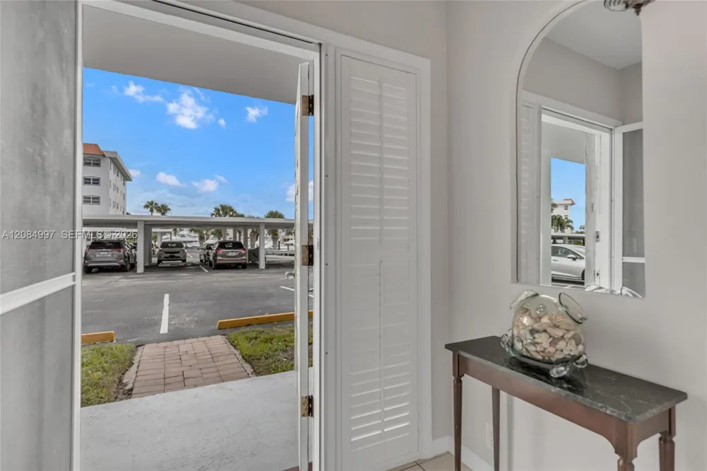 20 Yacht Club Dr #103 North Palm Beach, FL 33408