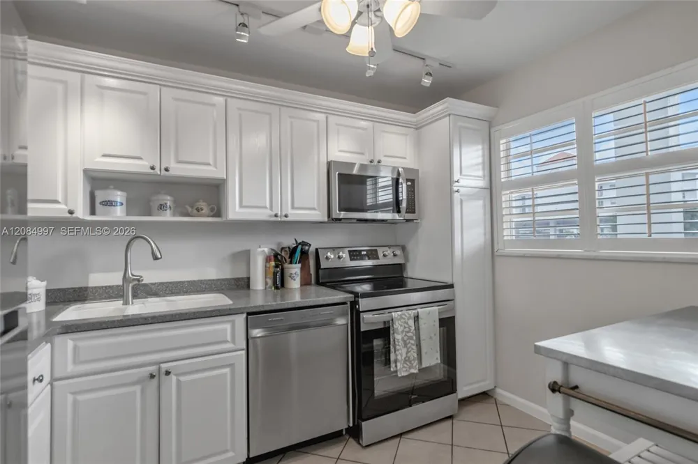 20 Yacht Club Dr #103 North Palm Beach, FL 33408