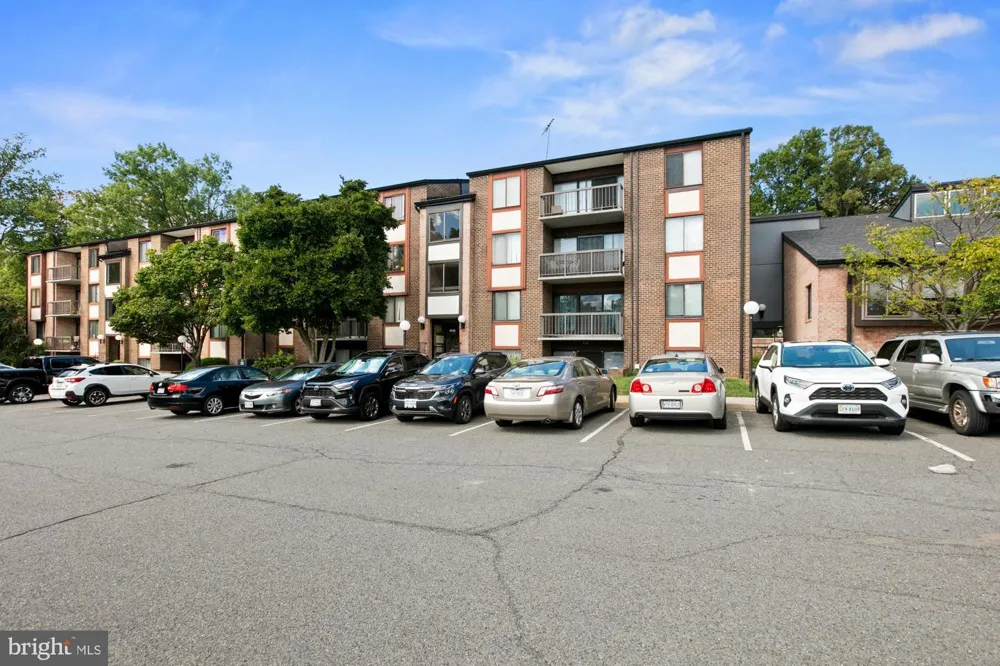 9728 KINGSBRIDGE DRIVE #302 Fairfax, VA 22031