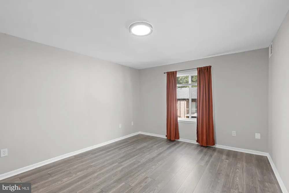 9728 KINGSBRIDGE DRIVE #302 Fairfax, VA 22031