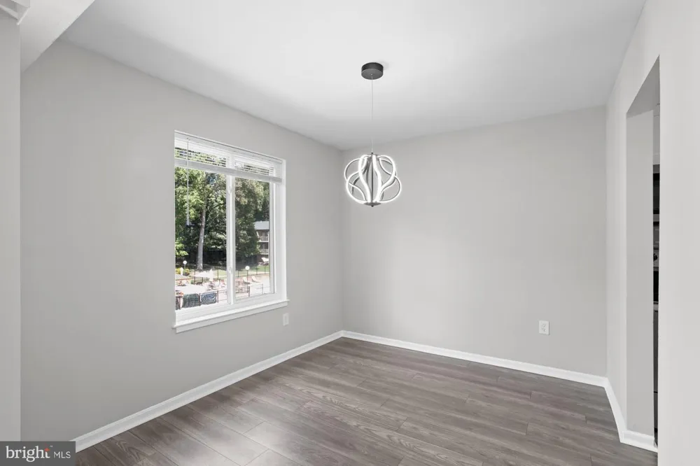 9728 KINGSBRIDGE DRIVE #302 Fairfax, VA 22031