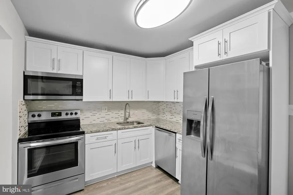 9728 KINGSBRIDGE DRIVE #302 Fairfax, VA 22031