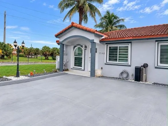 7548 NW 173rd Ter Hialeah, FL 33015