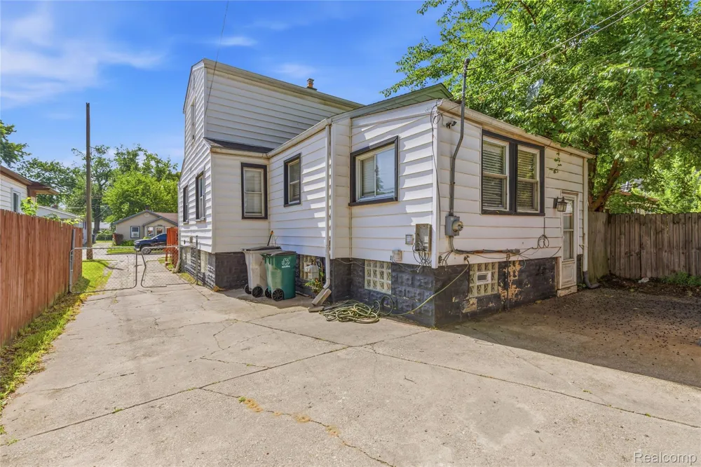 23074 Powell Avenue Hazel Park City, MI 48030