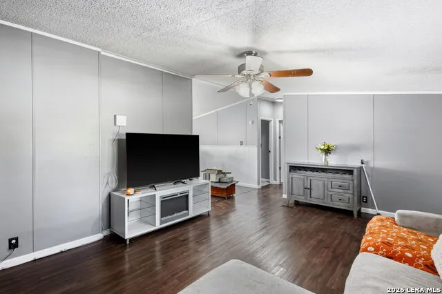 104 County Road 4637 Hondo, TX 78861
