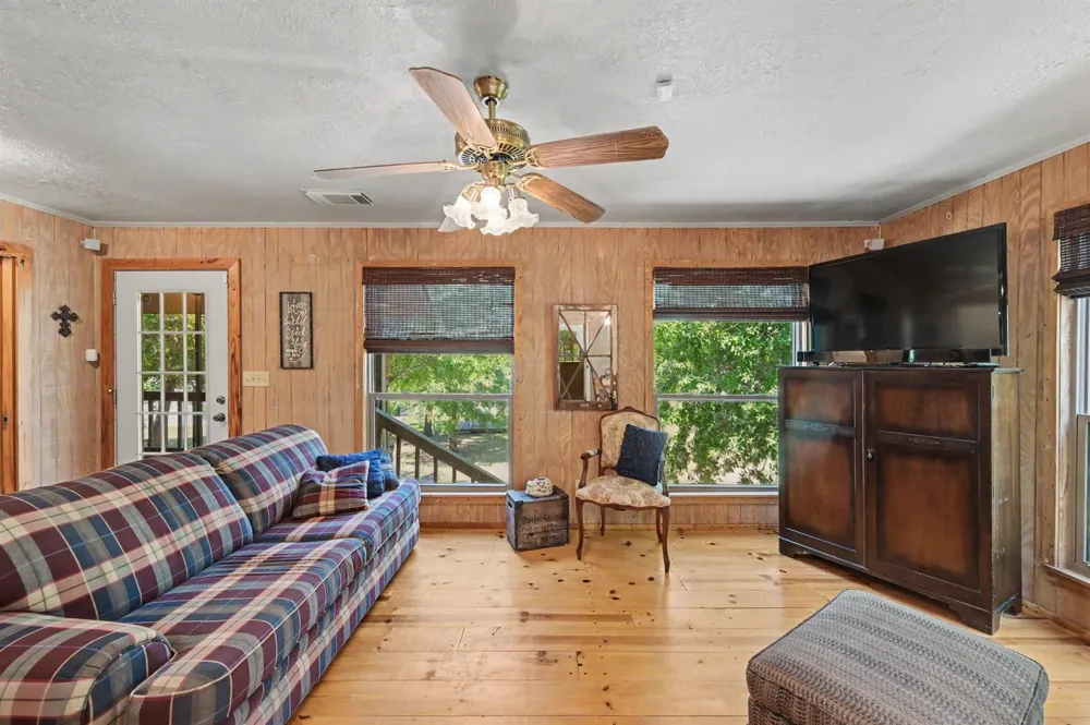 99 Lake View Drive Huntsville, TX 77320