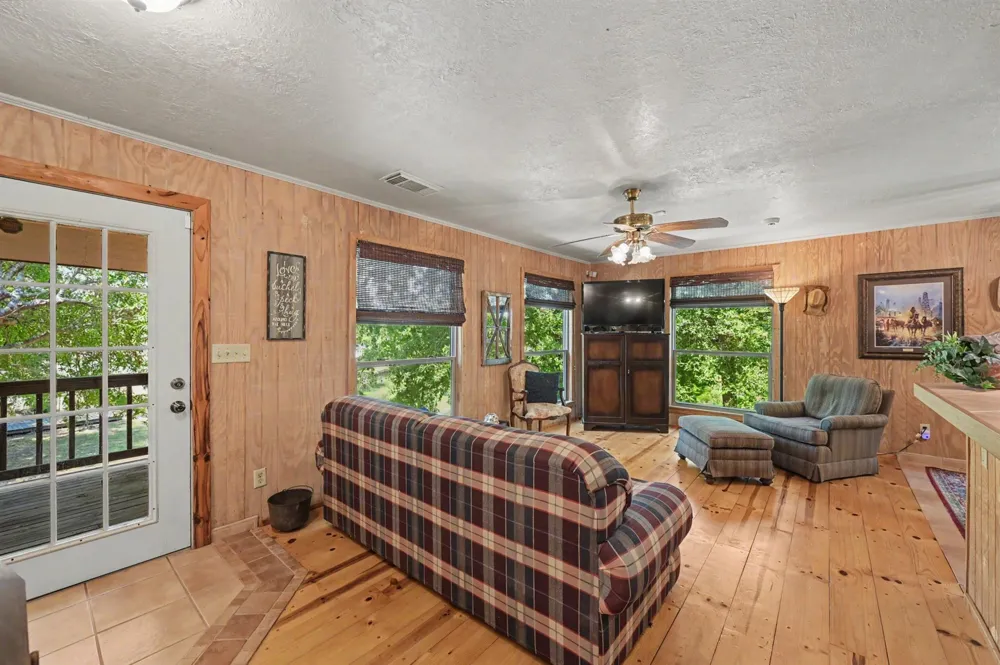 99 Lake View Drive Huntsville, TX 77320