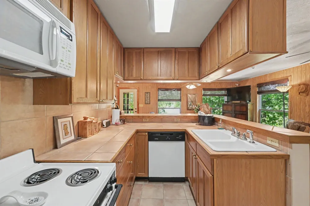 99 Lake View Drive Huntsville, TX 77320