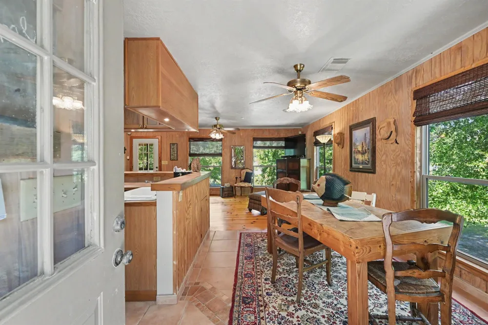 99 Lake View Drive Huntsville, TX 77320