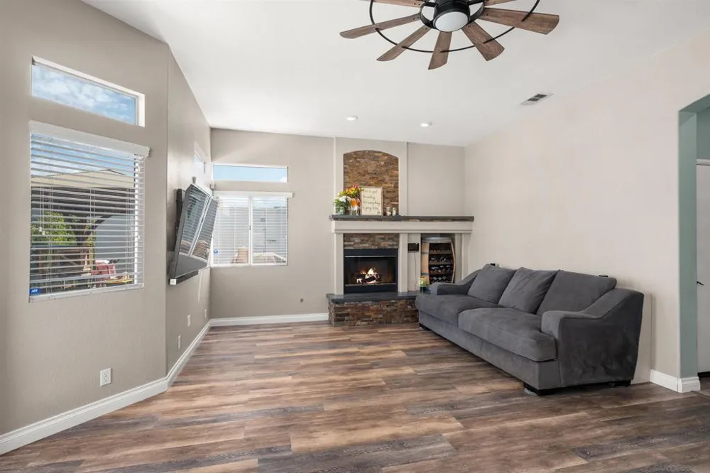 1521 Miss Elle Alpine, CA 91901