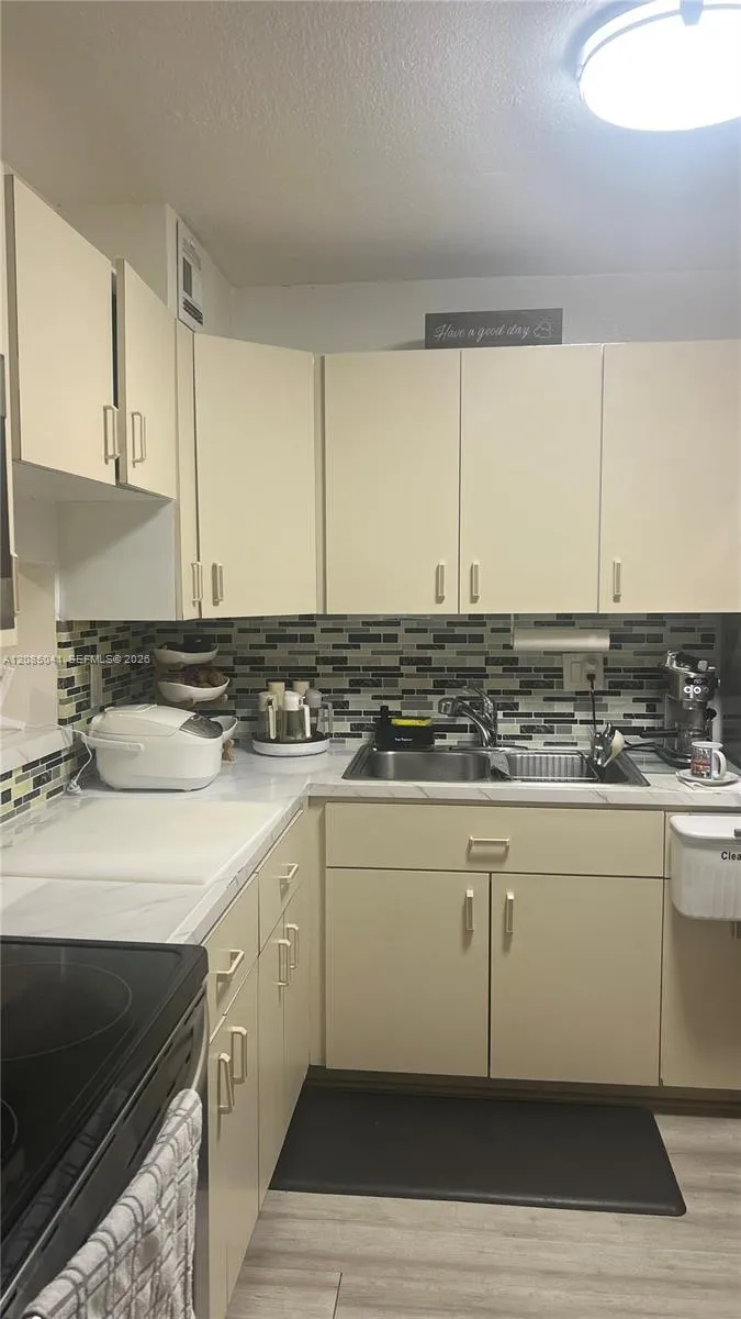 1480 W 46th St #210 Hialeah, FL 33012