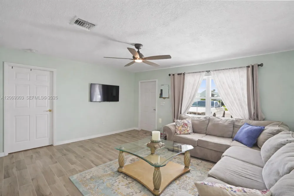 142 NW 10th Ct Boynton Beach, FL 33426